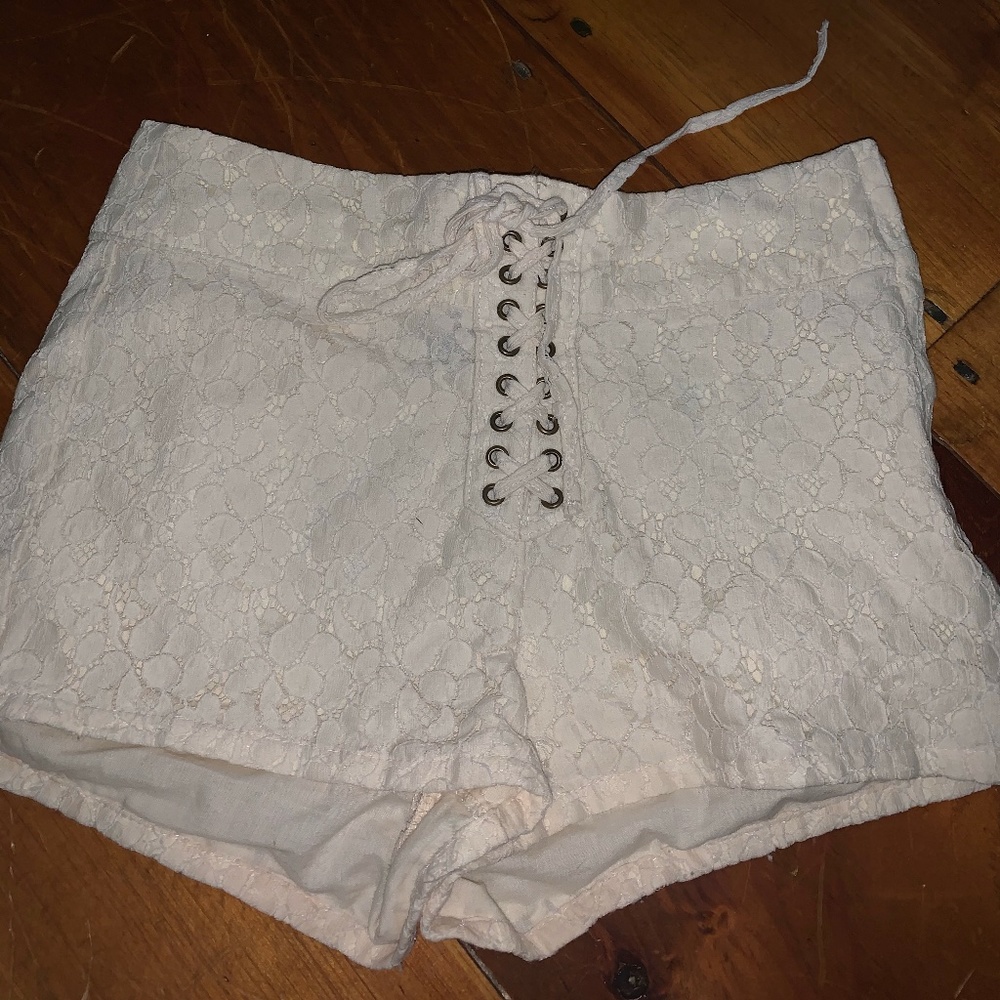 HIGHWAISTED LACE SHORTS